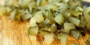 Как приготовить салат из огурцов, яиц и зеленого лука с майонезом